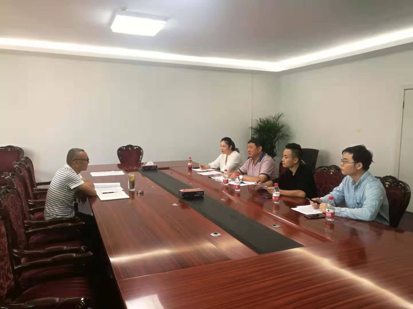 為盡快落實公租房運營管理購買服務(wù)，今天上午市安居公司總經(jīng)理陶永午與中標(biāo)單位建設(shè)銀行建信公司就合同簽訂、人員配備和介入管理事宜進行商談。.jpg