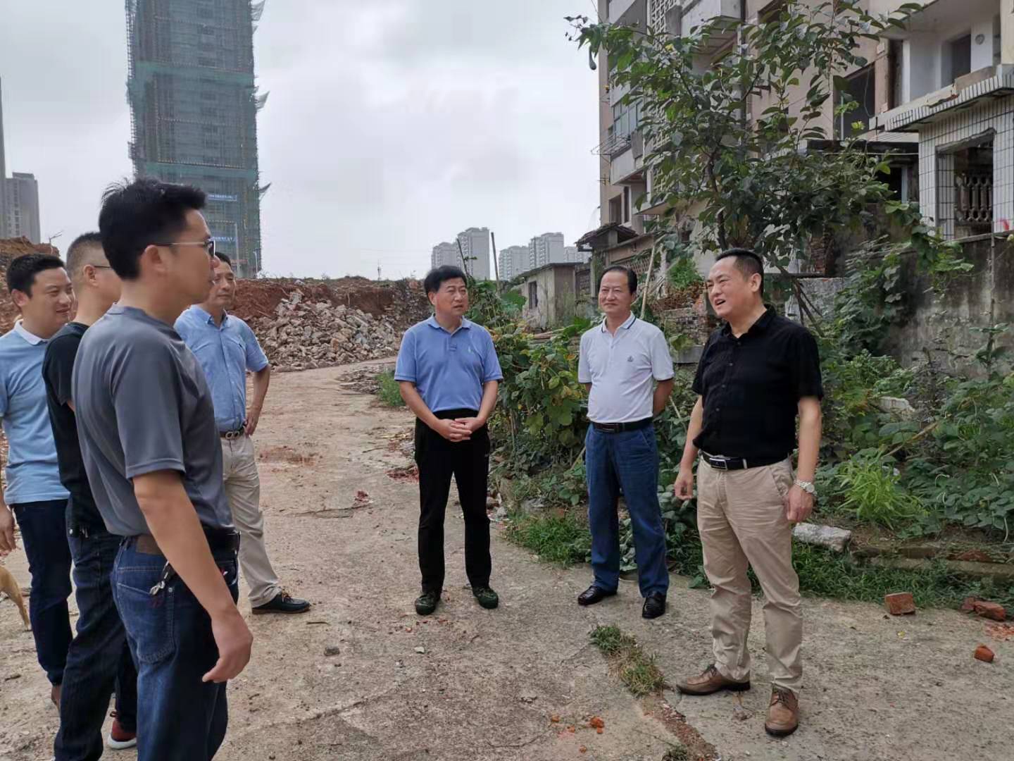 為加快方家沖、造紙廠和桂花園新安置區(qū)建設(shè)，2019年9月5日下，市城建集團(tuán)總經(jīng)理衛(wèi)民陪同市政府副秘書長(zhǎng)劉陳寅深入項(xiàng)目建設(shè)現(xiàn)場(chǎng)，調(diào)度推進(jìn)安置區(qū)征遷工作.jpg