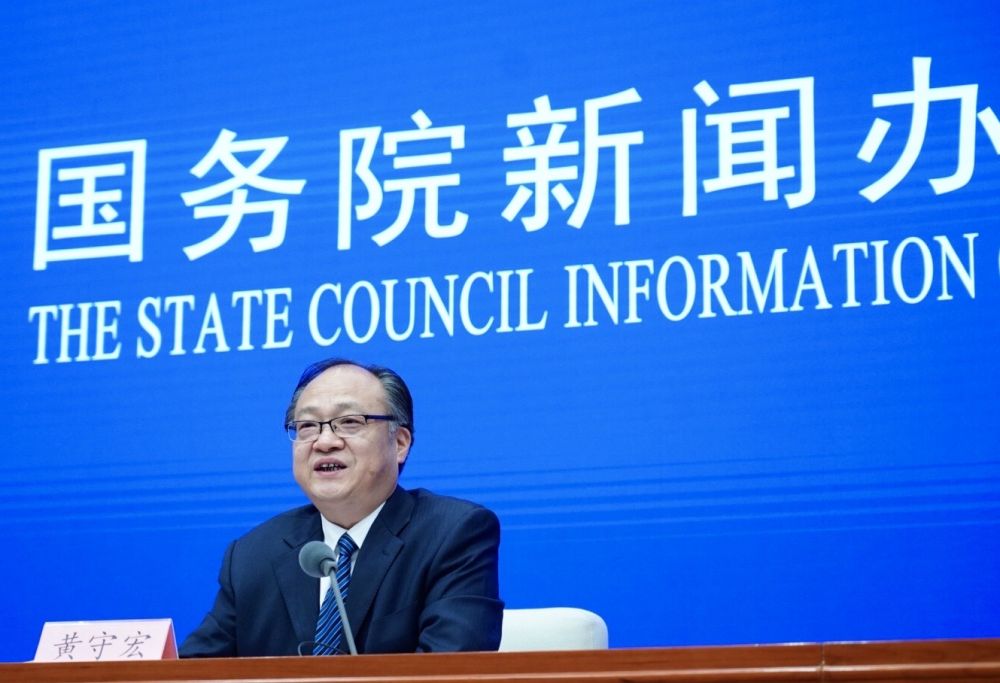 5月22日，國務(wù)院新聞辦邀請政府工作報告起草組負責人、國務(wù)院研究室主任黃守宏解讀政府工作報告有關(guān)情況。新華社記者　陳建力　攝