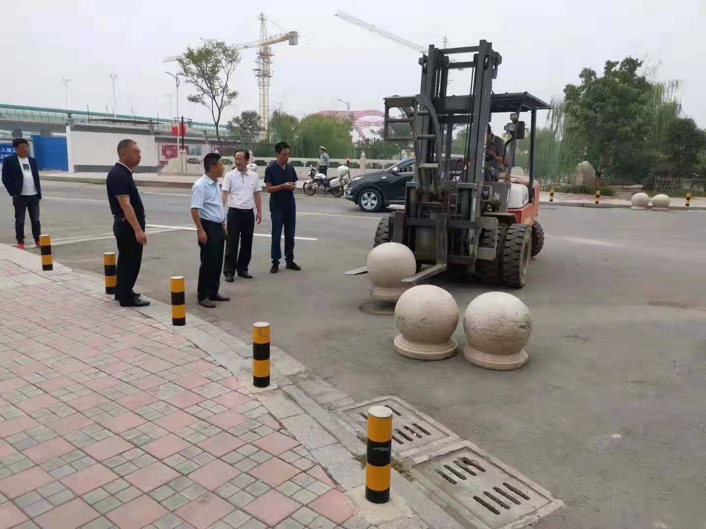 為向新中國成立七十周年獻禮，市城建集團攻堅克難，實現(xiàn)了北門棚改區(qū)域民生路10月1日零時順利通車。國慶假期，市城建集團堅持做好一線工作，在與交警部門共同做好民生路通車保障工作外，抓細節(jié)，抓落實，確保其他各項工作有序推進。.jpg