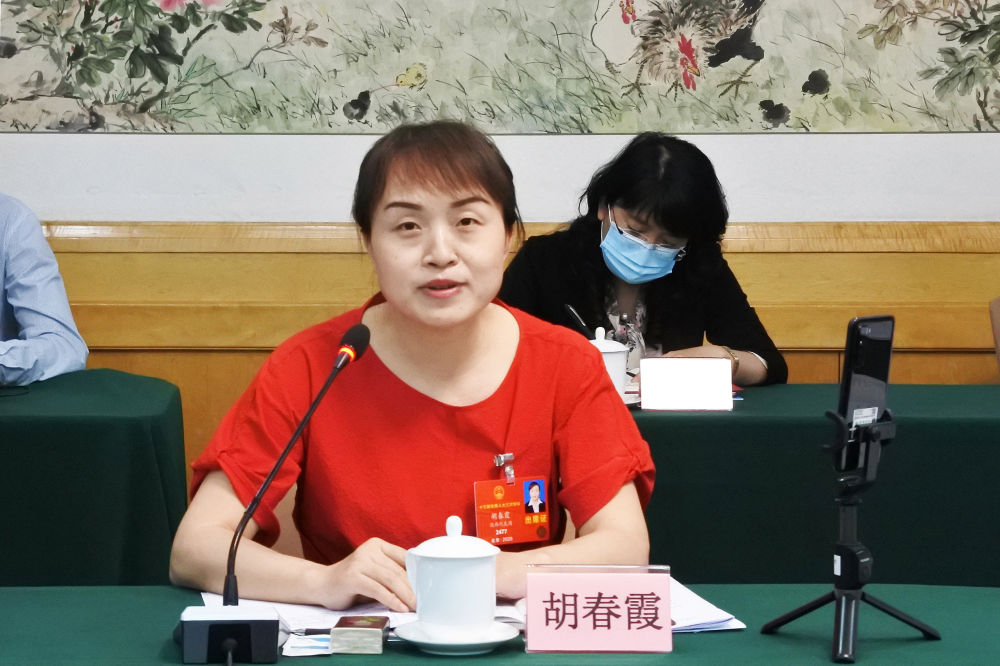 5月23日，全國人大代表胡春霞在參加分組審議政府工作報告時發(fā)言。新華社記者　吳雨　攝